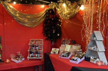 TÄGLICH GEÖFFNET BIS WEIHNACHTEN (ausser So). Herzlich willkommen in unserem Weihnachtszelt!